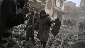 مدنيون يفرون من منطقة ضربت غارة جوية نظامية في الغوطة الشرقية أف ب