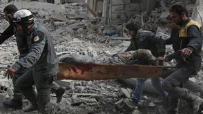 رجال الإنقاذ يقومون بإجلاء مدني مصاب في الغوطة الشرقية - أ ف ب