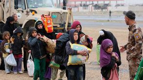 هروب مدنيين من الموصل إلى مخيم اللاجئين في بلدة حمام العليل - الأناضول