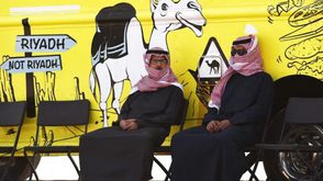 سعوديان في مسابقة جمال الهجن في مهرجان الملك عبد العزيز - أ ف ب