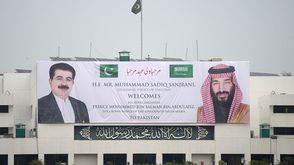 لوحة ترحيبية بمحمد بن سلمان على البرلمان الباكستاني في إسلام أباد - جيتي
