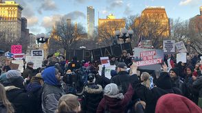 واشنطن  مظاهرة أمام البيت الأبيض  ضد قرار ترامب إعلان الطوارئ  تويتر