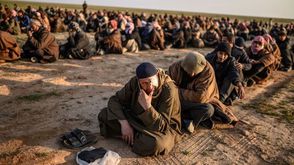 مقاتلو تنظيم الدولة بانتظار تفتيشهم من الأكراد - جيتي