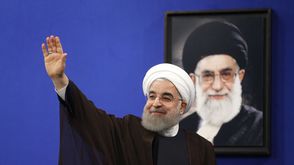 الرئيس الإيراني روحاني وفي الصورة خامنئي - جيتي