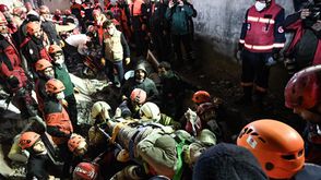 فرق الإنقاذ انتشلت المزيد من جثث سكان البناء- جيتي