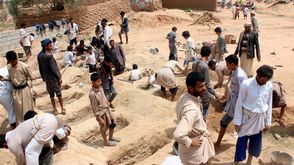 اليمن قبور ضحايا قصف سعودي  جيتي