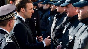 ماكرون يلتقي ضباط الشرطة خلال زيارة إلى مولهاوس في شرق فرنسا - جيتي