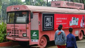 صورة لحافلة متنقلة حوّلت إلى مراحيض في الهند، التقطت في 9 شباط/فبراير 2020