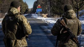 عنصران من الجيش الأوكراني قبالة حدود بيلاروسيا- جيتي