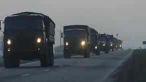 قوافل عسكرية روسية تزحف باتجاه العاصمة كييف (الأناضول)
