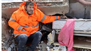 زلزال تركيا رجل يمسك يد ابنته ا ف ب