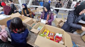 جانب من فرق المتطوعين لتجهيز المواد الغذائية للمتضررين- عربي21