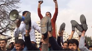 أردنيون يرفعون أحذيتهم امام مجلس النواب