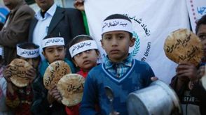 اطفال يتضامنون مع المحاصرين في مخيم اليرموك - الفرنسية
