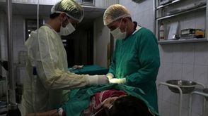 طبيب - أطباء - طفل جريح - حلب - سوريا (أ ف ب)