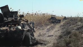 مشاهد لرتل عسكري دمره تنظيم الدولة في الكرمة - يوتيوب