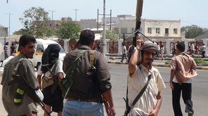 الجيش يسيطر على اجزاء من مطار عدن - 04- الجيش يسيطر على اجزاء من مطار عدن