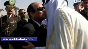السيسي لحظة استقبال أمير قطر بمطار شرم الشيخ - يوتيوب