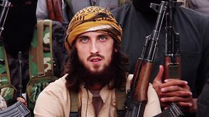 مقاتل فرنسي عرض تنظيم الدولة صورته في أحد إصداراته- يوتيوب