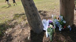 زهور تكريمية في الموقع الذي قتلت فيه سيدة هندية في متنزه في سيدني طعنا بسكين، الاثنين 9 آذار/مارس 20