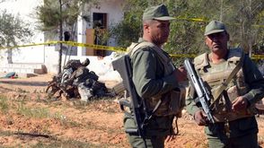 قوات الأمن التونسية في مكان الهجوم في مدينة بنقردان - أ ف ب