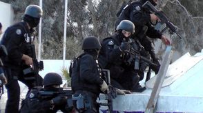 القوات التونسية أثناء اشتباكها مع مسلحين في مدينة قردان - أ ف ب