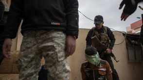 عناصر في جهاز الأمن العراقي يحتجزون مواطنين يشتبه بانتمائهم لتنظيم الدولة