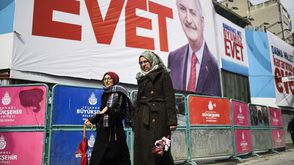 لافتات في شوارع إسطنبول للدعوة إلى المشاركة بنعم في الاستفتاء- أ ف ب
