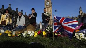 بريطانيون يضعون الزهور أمام مقر البرلمان- أ ف ب