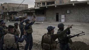 عناصر من الشرطة يقاتلون تنظيم الدولة في غرب الموصل