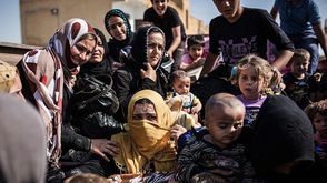 لاجئون سوريون من الرقة على الحدود التركية السورية - أ ف ب