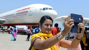 اعلنت الخطوط الجوية الهندية الاثنين إنها سجلت رقما قياسيا جديدا مع تنظميها أول رحلة حول العالم بطاقم