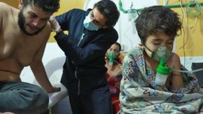 سوريون يتلقون العلاج من هجوم كيماوي في الغوطة - جيتي