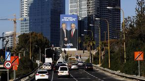 نتنياهو ترامب لوحة إعلانية للانتخابات الإسرائيلية في تل أبيب  - جيتي