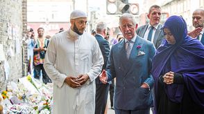 محمد محمود - إمام مسحد دار الرعاية لندن مع الأمير تشارلز بعد حادث دهس المصلين حزيران 2017- جيتي