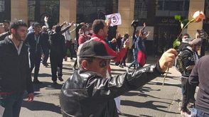 متحتجون في الجزائر يرفعون لافتات ترفض ترشح بوتفليقة- تويتر
