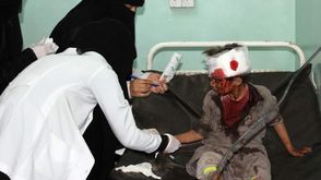 طفل يمني يتلقى العلاج جراء إصابته في غارة للتحالف على حافلة أطفال في اليمن - جيتي