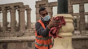 عامل ينظف معبد الأقصر في الأقصر جنوب مصر  وسط مخاوف من كورونا - جيتي