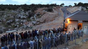 عمال فلسطينيون يغادرون الى الضفة بعد يوم عمل في اسرائيل جيتي