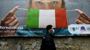لافتة توعية للإيطاليين في شأن تدابير مكافحة فيروس كورونا المستجد في أحد شوارع مدينة نابولي جنوب إيطا