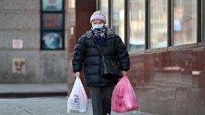 مسنة أمريكية تتسوق في أحد شوارع نيويورك- جيتي