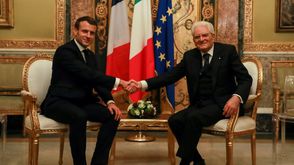 الرئيس الفرنسي إيمانويل ماكرون (إلى اليسار) ونظيره الإيطالي سيرجو ماتاريلا في نابولي في إيطاليا، في 