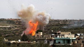انفجار في غارات جوية روسية على قرية في محافظة إدلب في سوريا - جيتي