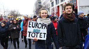 متظاهرين  ألمانيا  اللجوء  سوريا  اللاجئين  الاتحاد الأوروبي- الأناضول