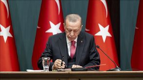 أردوغان يوقع على موعد الانتخابات (الأناضول)