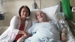 كيفن مع زوجته في المستشفى- ديلي ميرور