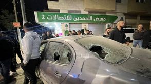 سيارة لأحد سكان البلدة بعد استهدافها من قبل المستوطنين- فلسطين بوست