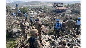 قوات الاحتلال مقابل قوات لبنانينة على الحدود بينهم قوات اليونيفل التابعة للامم المتحدة- الجيش اللبناني