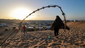 فتاة فلسطينية في مخيم للنازحين على الحدود مع مصر في رفح- جيتي