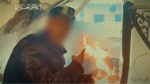مقاتل من القسام يلتقط صورة سيلفي مع دبابة متفحمة- إعلام القسام